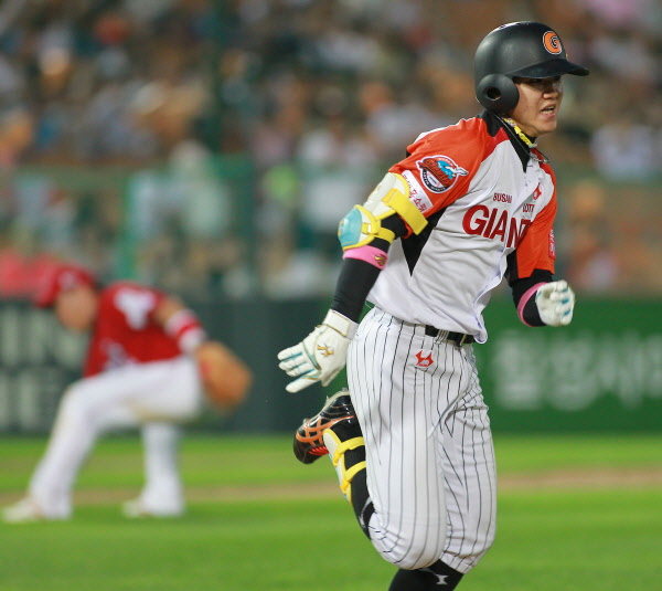 임종혁 번트대고 빠른발로 질주